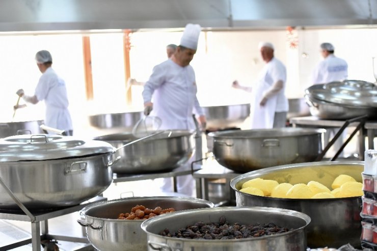İstanbul’da dev kazanlarda iftar yemeği hazırlanıyor