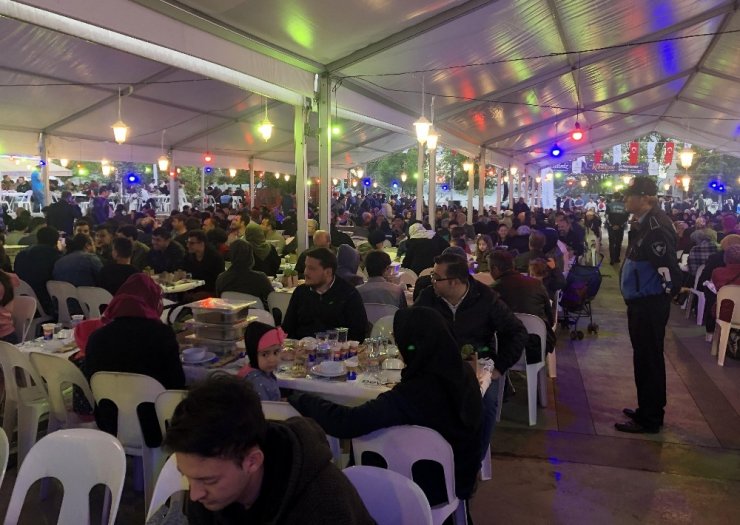 Beykoz’da 5 bin kişi sokak iftarında buluştu