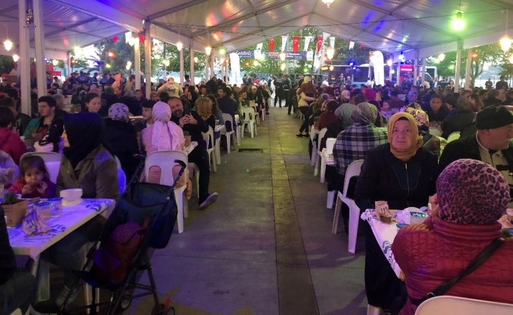 Beykoz’da 5 bin kişi sokak iftarında buluştu