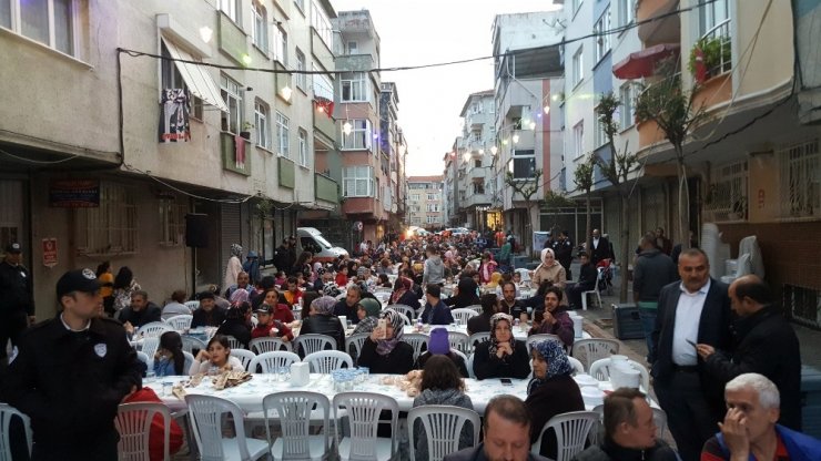 Zeytinburnu halkı sokak iftarında buluştu