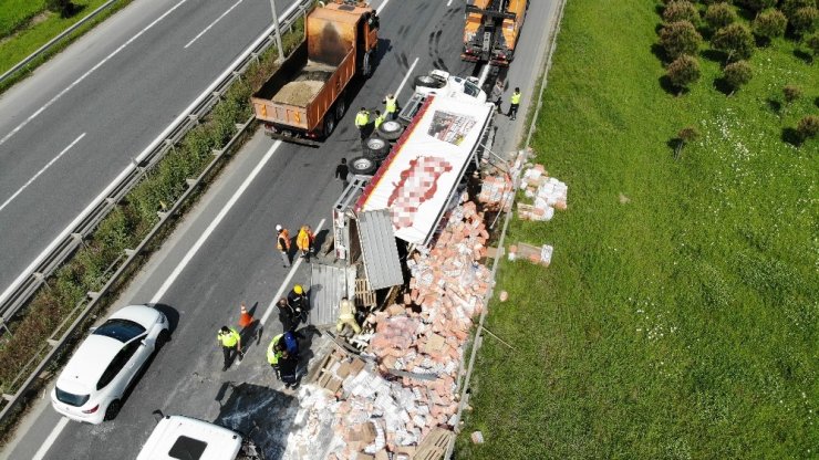 Silivri’de TEM otoyolunda devrilen un yüklü tır havadan görüntülendi