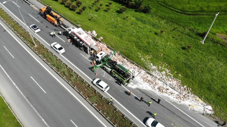 Silivri’de TEM otoyolunda devrilen un yüklü tır havadan görüntülendi