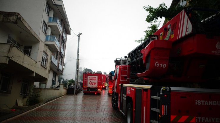 Tuzla’da boş gecekonduda yangın