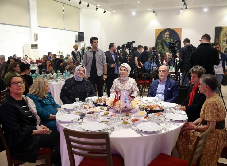 Emine Erdoğan Darülaceze sakinleriyle iftar yaptı