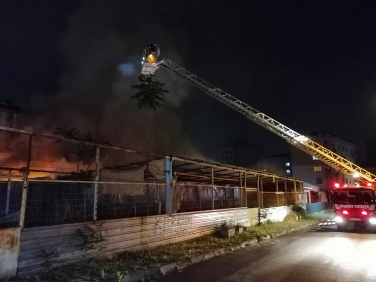 Maltepe’de reklam atölyesi alev alev yandı