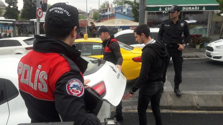 Taksim’de yapılan asayiş uygulamasında aracı bağlanan sürücüden ilginç tepki