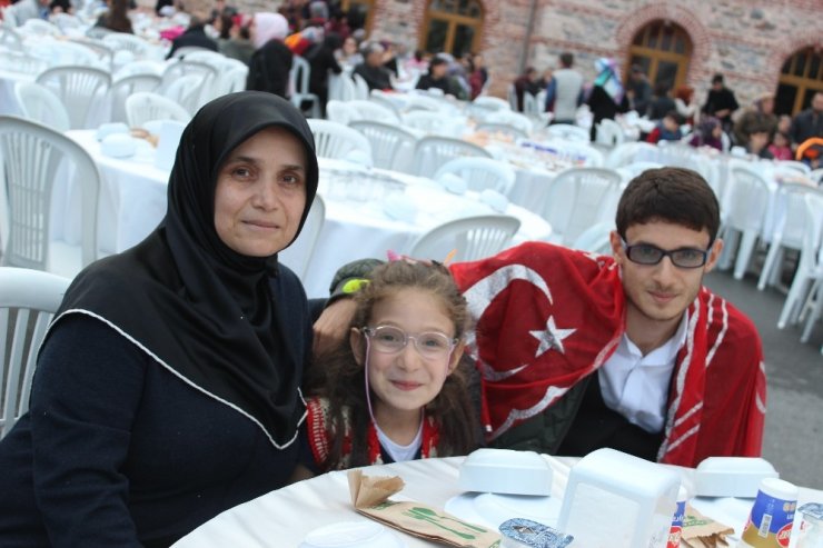 Zeytinburnu’nda engelli aileleri iftarda buluştu