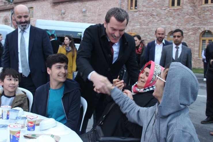 Zeytinburnu’nda engelli aileleri iftarda buluştu