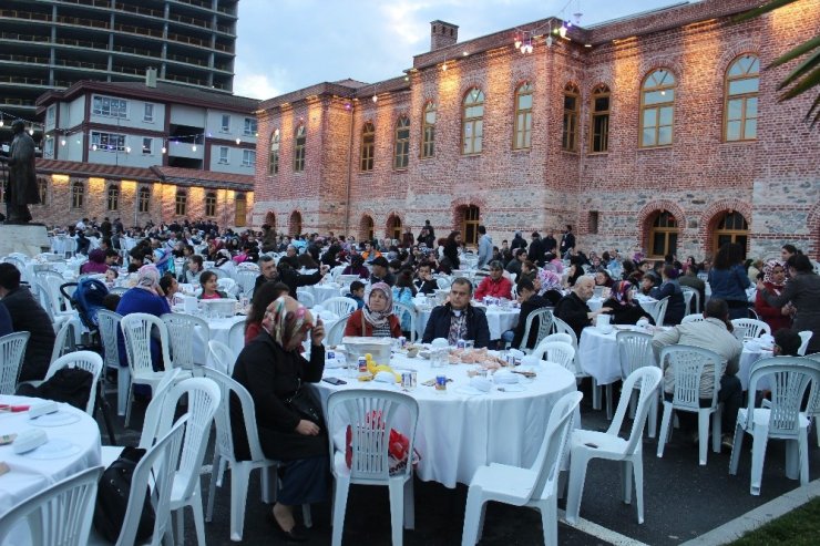 Zeytinburnu’nda engelli aileleri iftarda buluştu