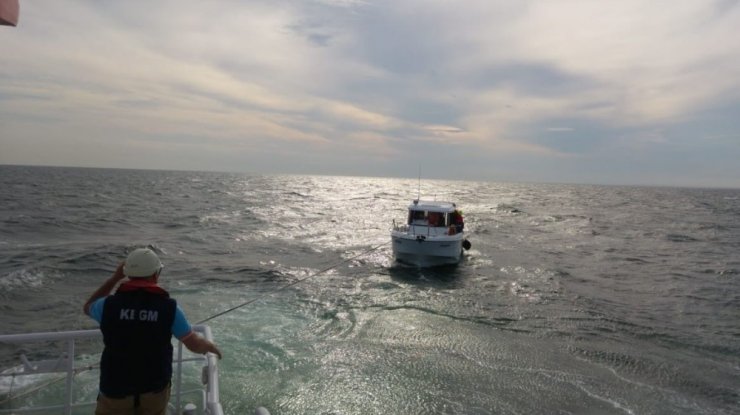 Büyükçekmece’de içindeki 3 kişiyle sürüklenen tekne kurtarıldı