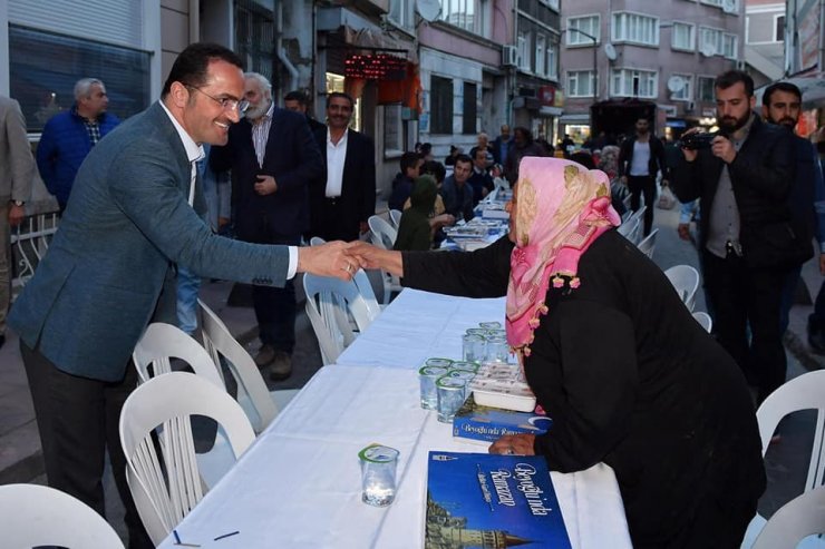 Beyoğlu’nda vatandaşlar sokak iftarında buluştu