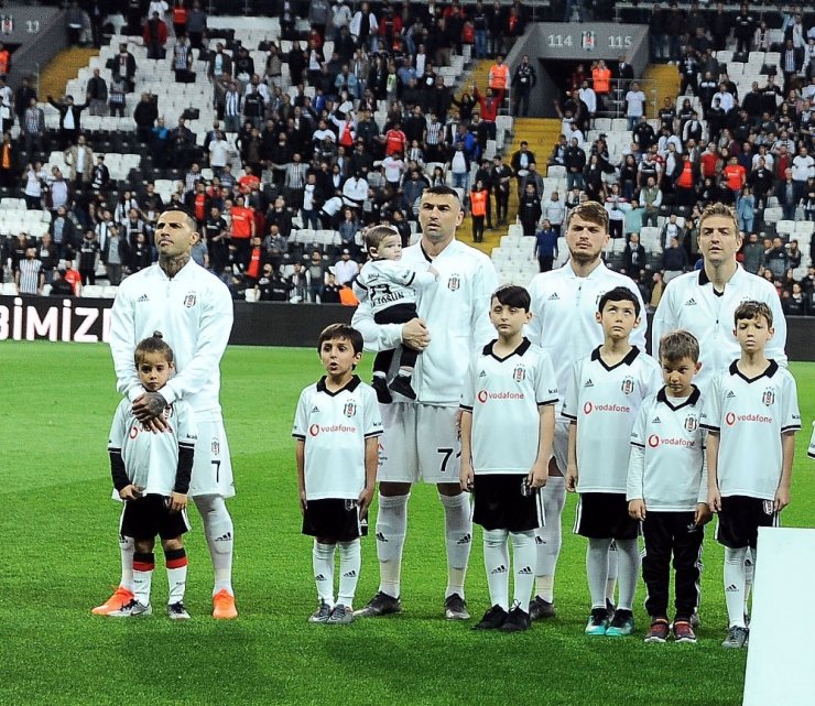 Cenk Tosun tribünde, oğlu sahada