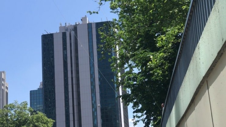 Levent’te Plazaya Kiloluk Camı Çekme Yöntemi “Pes” Dedirtti