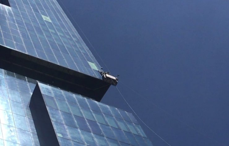 Levent’te Plazaya Kiloluk Camı Çekme Yöntemi “Pes” Dedirtti