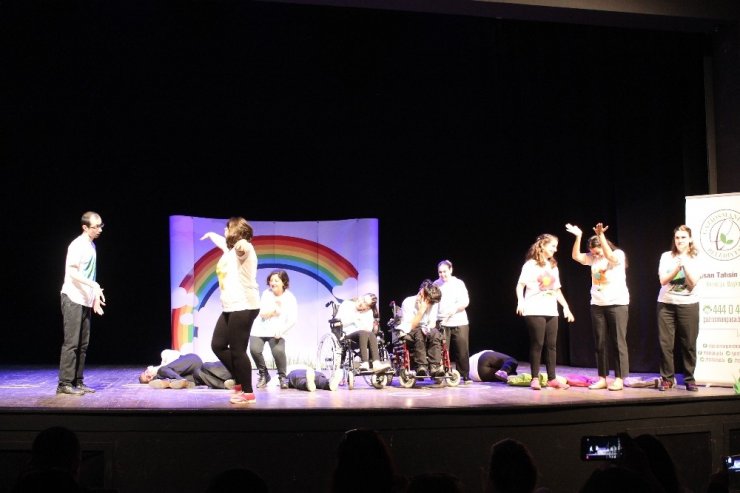 Özel öğrencilerden engel tanımayan sahne gösterileri