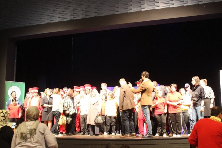 Özel öğrencilerden engel tanımayan sahne gösterileri