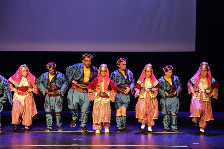 Engelli öğrencilerin gösterileri ayakta alkışlandı