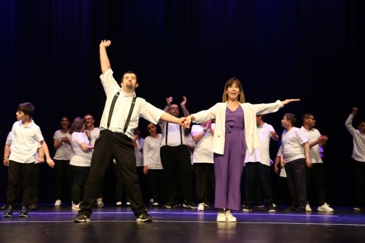 Engelli öğrencilerin gösterileri ayakta alkışlandı