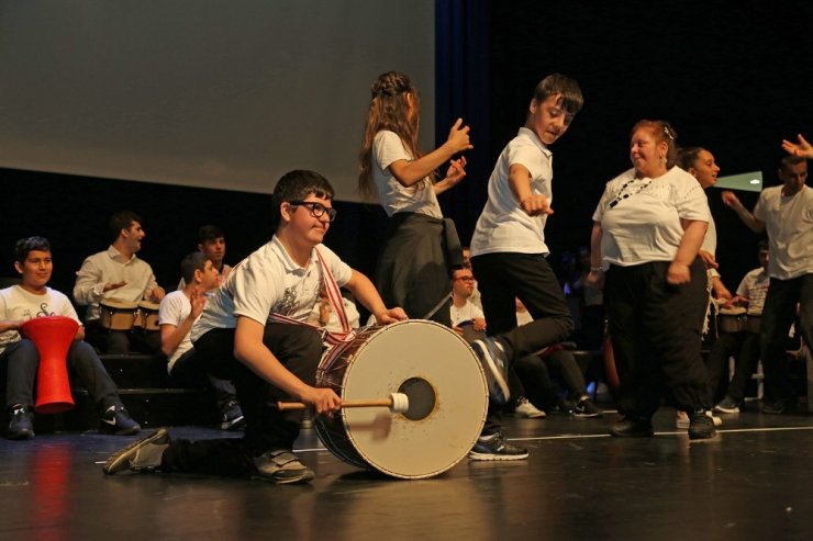 Engelli öğrencilerin gösterileri ayakta alkışlandı