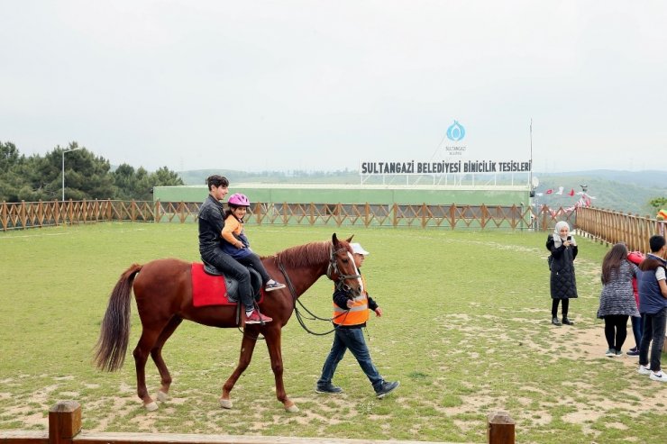 Sultangazi’de at binme tesisleri çocukların ilgi odağı