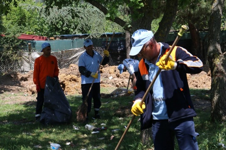 Piknikçiler Aydos Ormanı'nı çöplüğe çevirdi