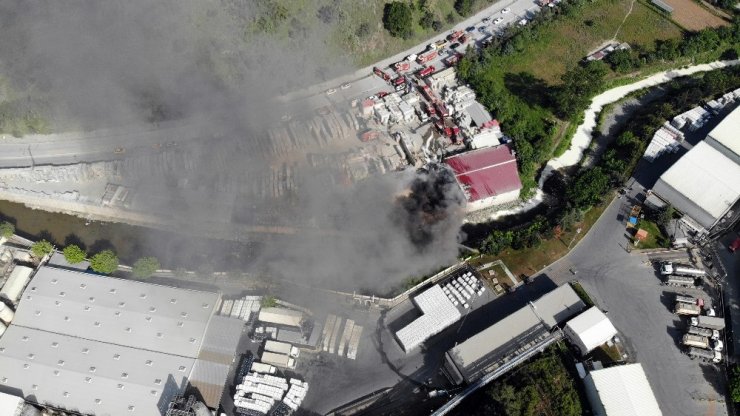 Sarıyer’de geniş alandaki inşaat malzemeleri alev alev yandı