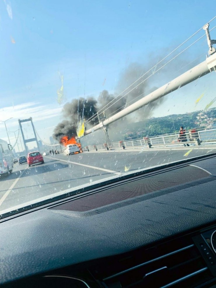 15 Temmuz Şehitler Köprüsü'nde araç yangını