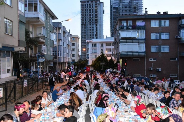 Ahmet Öküzcüoğlu İstanbul’daki Alaşehirlilerle iftarda bir araya geldi