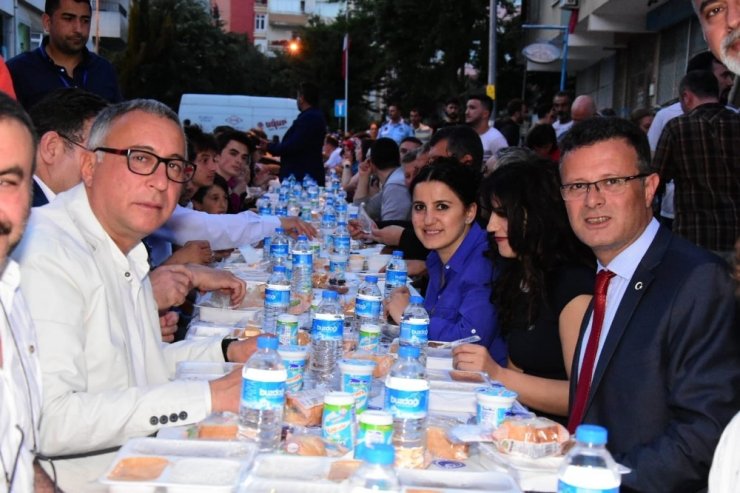 Ahmet Öküzcüoğlu İstanbul’daki Alaşehirlilerle iftarda bir araya geldi