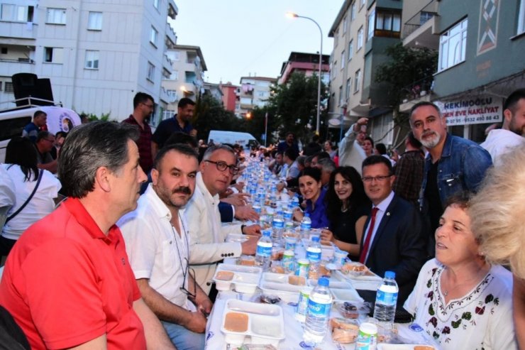 Ahmet Öküzcüoğlu İstanbul’daki Alaşehirlilerle iftarda bir araya geldi