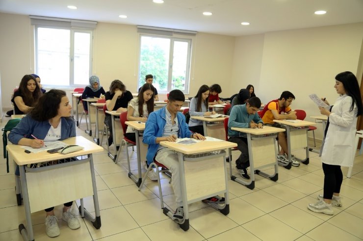 Ataşehir Belediyesi, 600 genci üniversiteye hazırlıyor