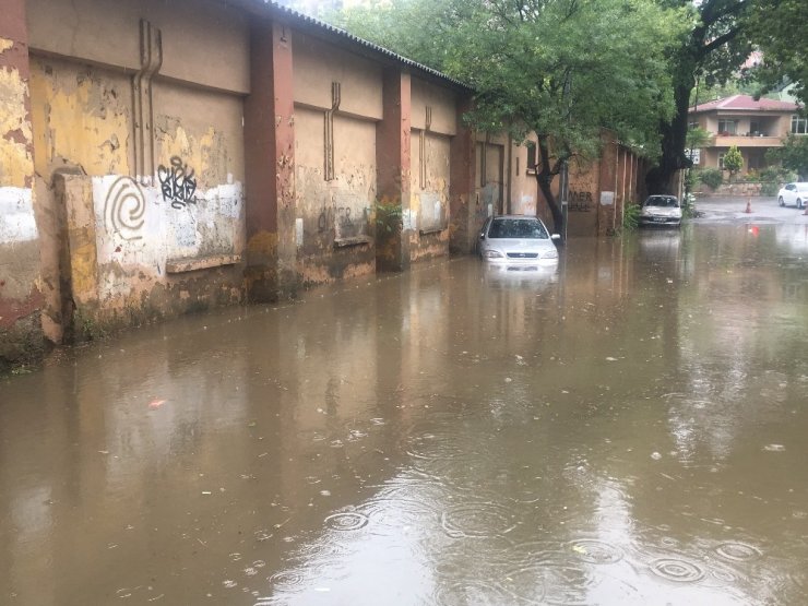 Beykoz’da araçlar su birikintisinde mahsur kaldı