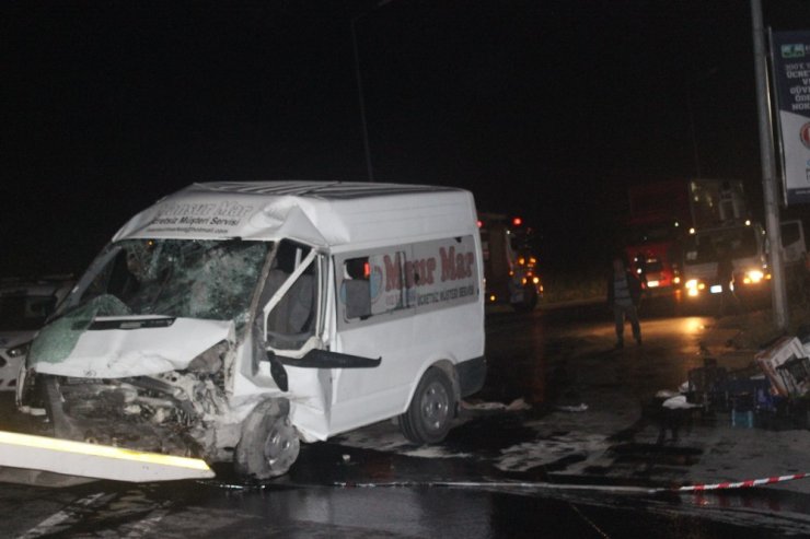 Halı sahadan dönen gençler minibüs ile kaza yaptı: 14 yaralı