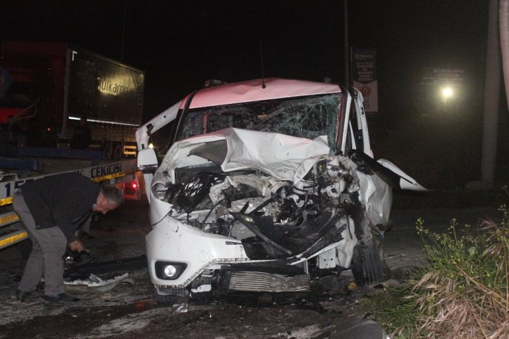Halı sahadan dönen gençler minibüs ile kaza yaptı: 14 yaralı