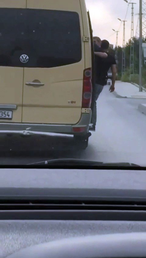 İstanbul’da tıka basa yolcu dolu giden minibüs kamerada