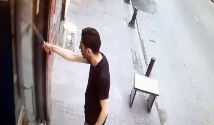 Beşiktaş’ta eşiyle kavga eden şahıs ekmek bıçağıyla terör estirdi