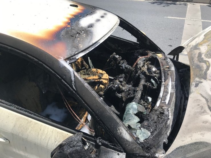 Maslak’ta otomobil alev alev yandı, yol trafiğe kapandı