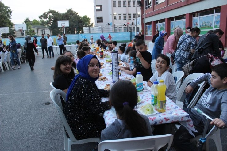 Sultangazi Belediye Başkanı Dursun öğrencilerle iftarda buluştu