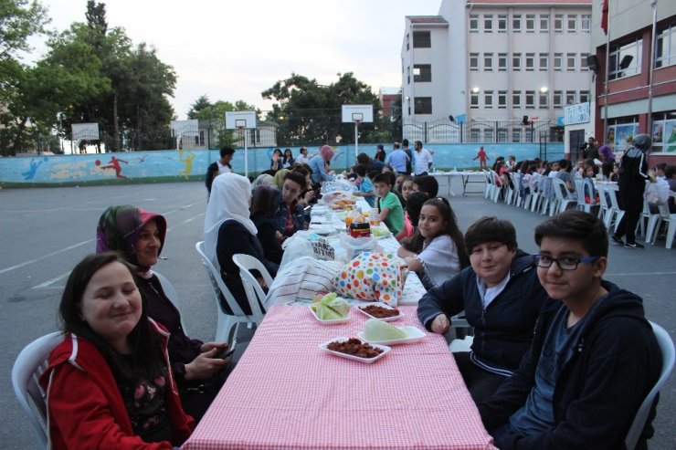 Sultangazi Belediye Başkanı Dursun öğrencilerle iftarda buluştu