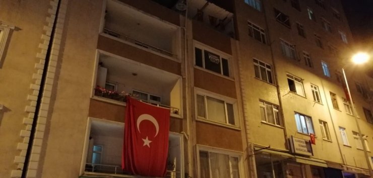 Şehidimizin evi Türk bayraklarıyla donatıldı