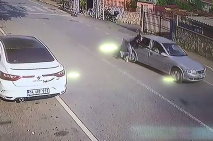 Darp ettiği kadını otomobilden attı