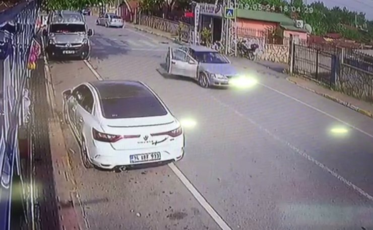 Darp ettiği kadını otomobilden attı