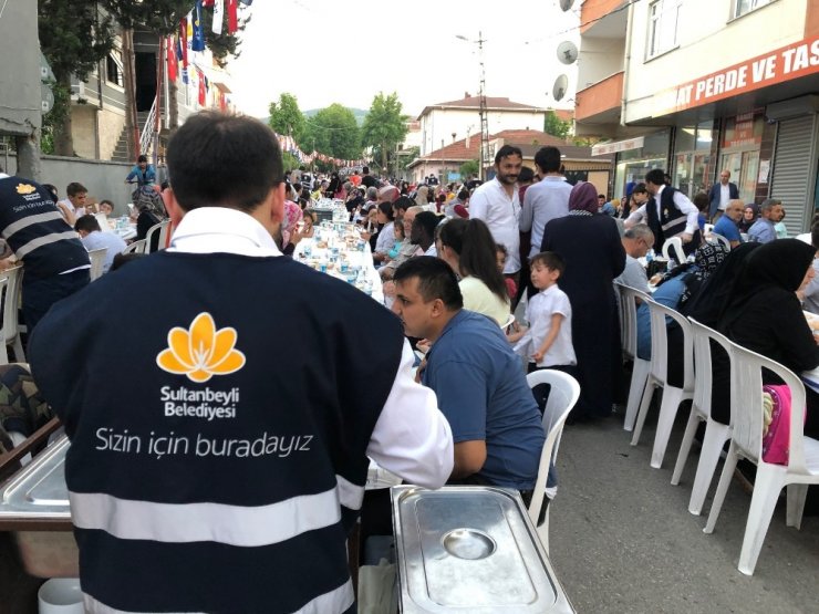 Sultanbeyli’nde binlerce vatandaş Gönül Sofraları’nda iftarını açtı