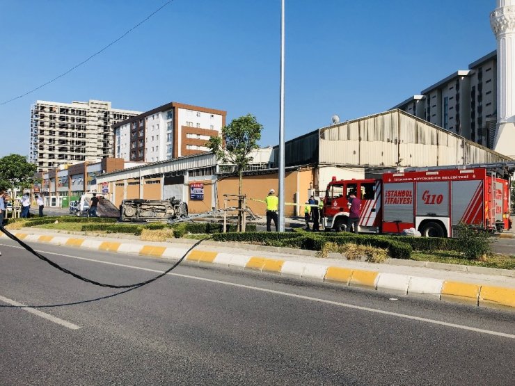 Direğe çarpan kamyonet takla attı: 6 yaralı