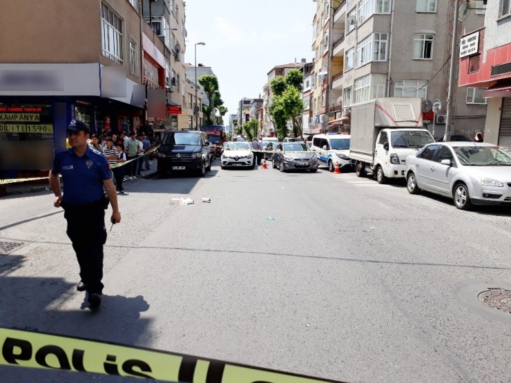 Cadde ortasında karısına kurşun yağdırdı