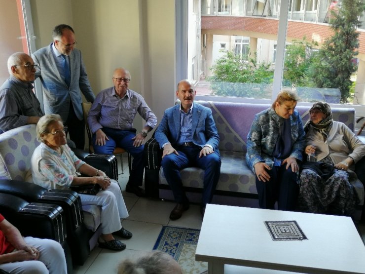 İçişleri Bakanı Süleyman Soylu, huzurevi sakinlerini ziyaret etti