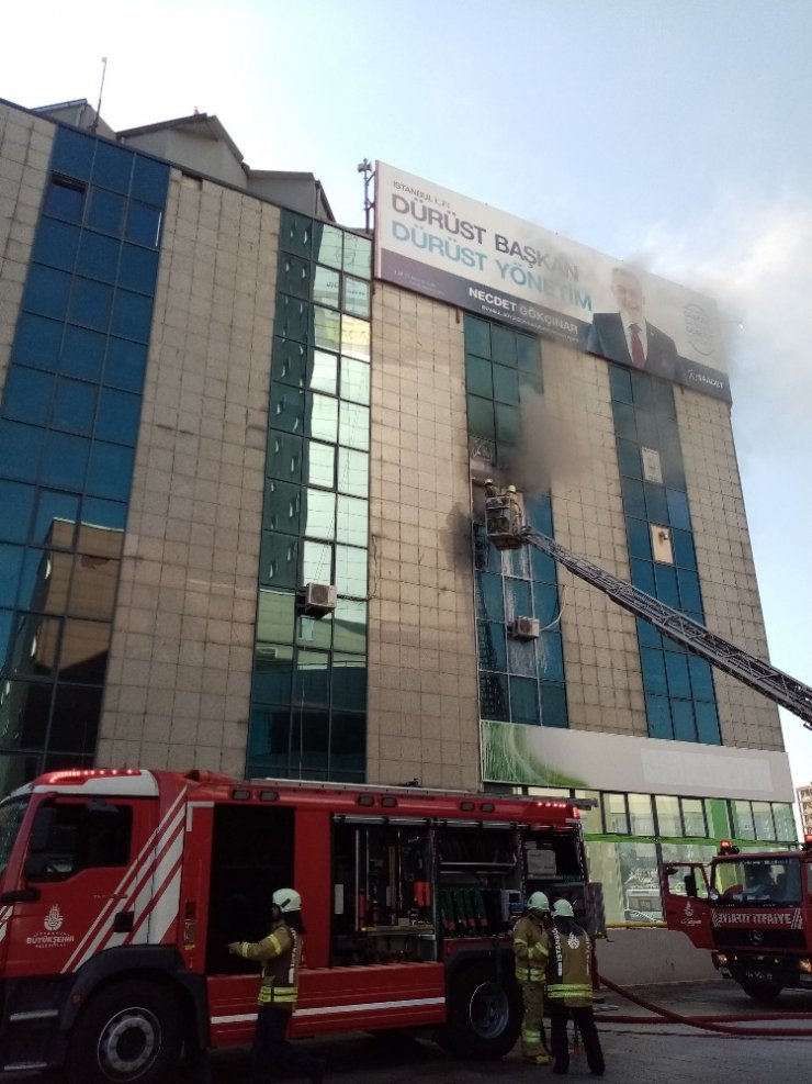 Cevizlibağ’da iş merkezinde korkutan yangın
