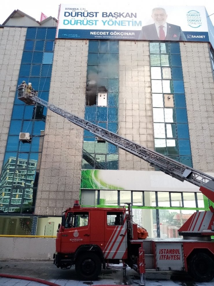 Cevizlibağ’da iş merkezinde korkutan yangın