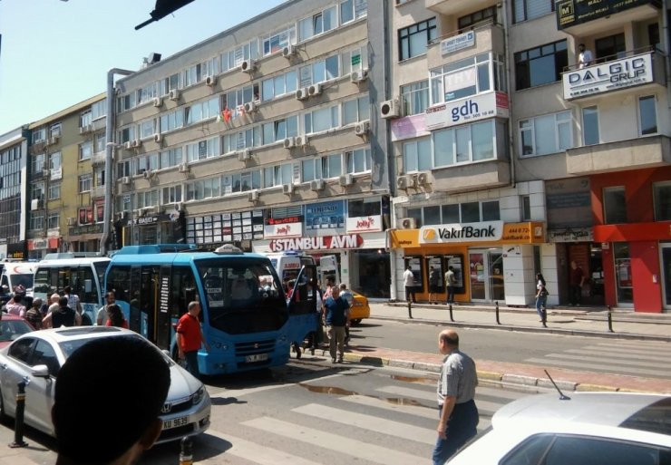 Maltepe’de bir minibüs, yolcu dolu minibüse çarptı: 5 yaralı