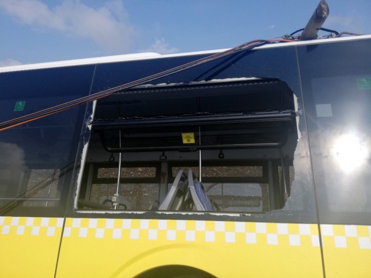 Arnavutköy’de belediye otobüsü tarlaya uçtu: 2 yaralı